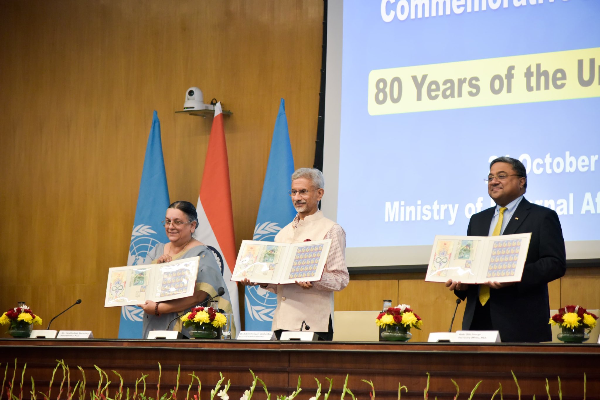 विदेश मंत्री यूएन पर डाक टिकट जारी करते हुए विदेश मंत्री यूएन पर डाक टिकट जारी करते हुए
