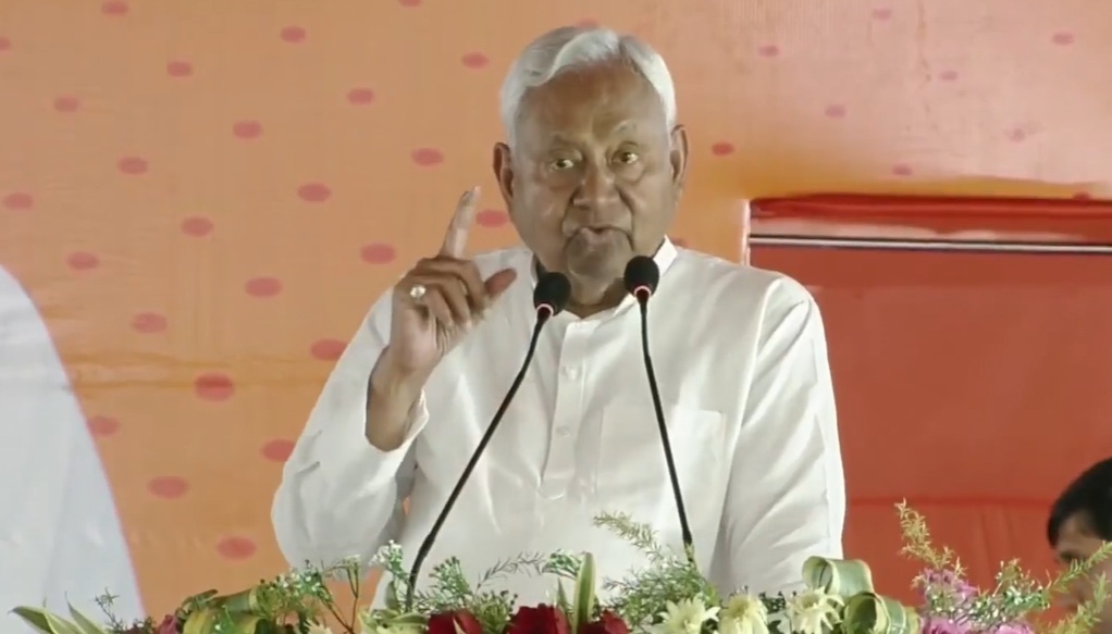 समस्तीपुर में मुख्यमंत्री नीतीश कुमार ने कहा - वे लोग परिवार के लिए और हम लोग जनता के लिए कार्य करते हैं समस्तीपुर में मुख्यमंत्री नीतीश कुमार ने कहा - वे लोग परिवार के लिए और हम लोग जनता के लिए कार्य करते हैं