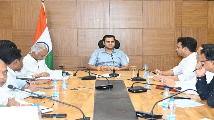 जिला दंडाधिकारी राघवेन्द्र सिंह जिला दंडाधिकारी राघवेन्द्र सिंह