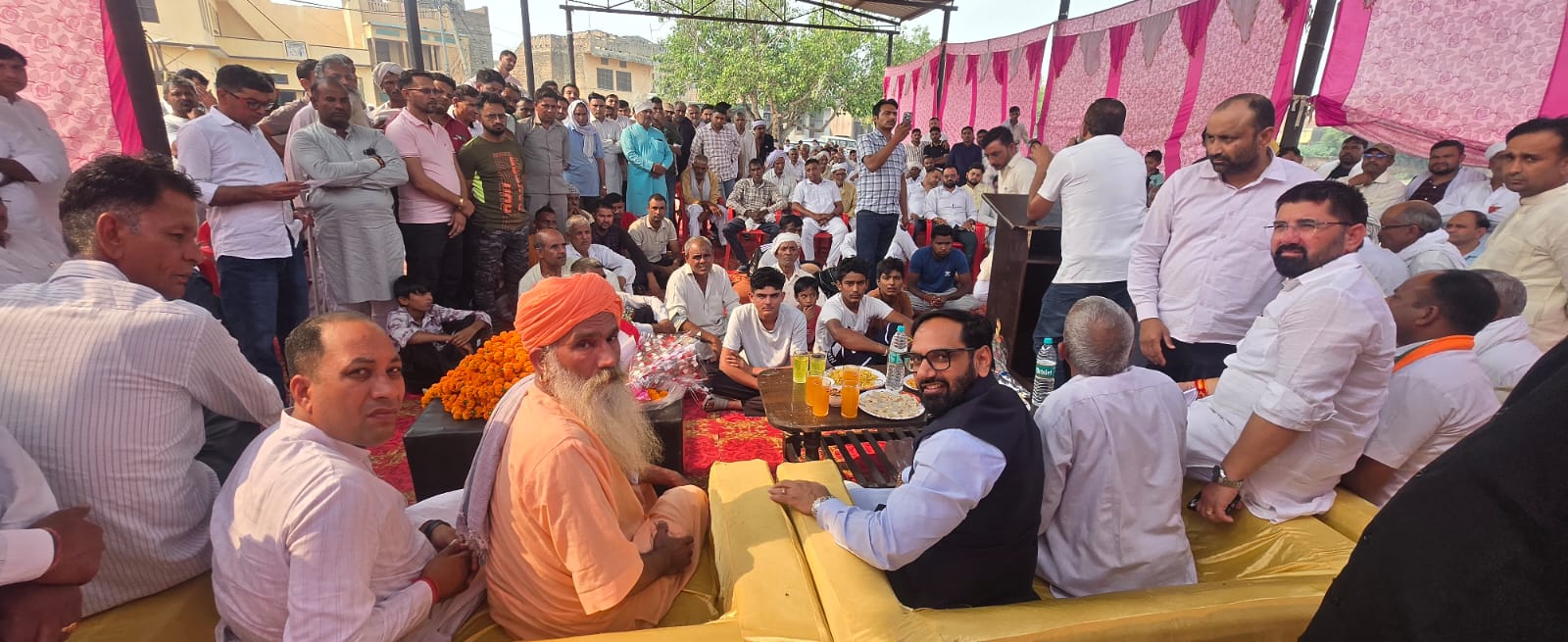 जनसंपर्क अभियान के दौरान सभा में उपस्थित विधायक देवेंद्र चतरभुज अत्री। जनसंपर्क अभियान के दौरान सभा में उपस्थित विधायक देवेंद्र चतरभुज अत्री।