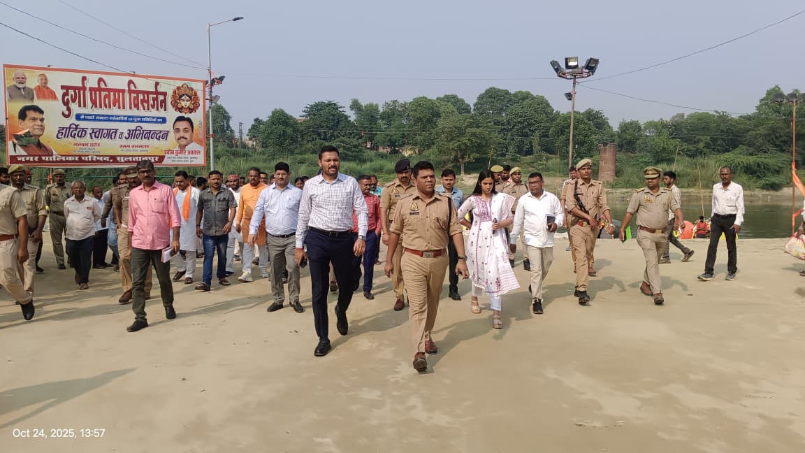 पुलिस टीम पूजा स्थल का निरीक्षण करती हुई