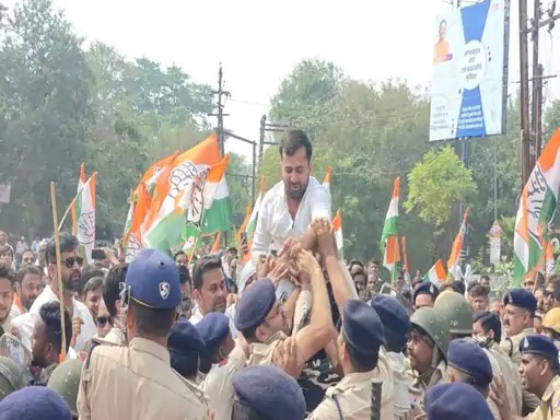 जांजगीर-चांपा में कांग्रेसियों ने बदहाल सड़कों पर कलेक्ट्रेट घेरा, मरम्मत की मांग, पुलिस के साथ झड़प भी हुई, प्रशासन ने दिया आश्वासन