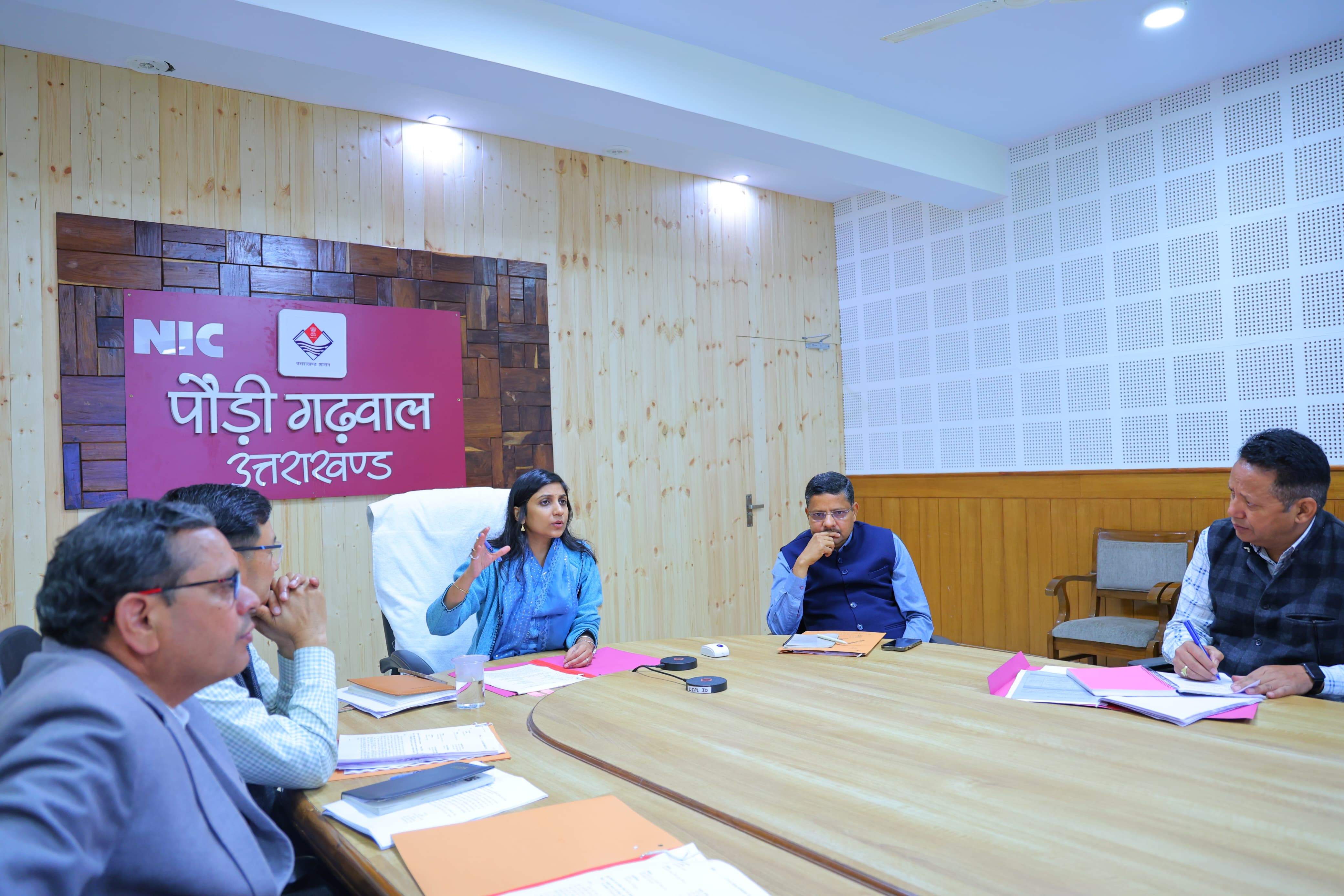 जिला कार्यालय में अधिकारियों की बैठक लेती डीएम जिला कार्यालय में अधिकारियों की बैठक लेती डीएम