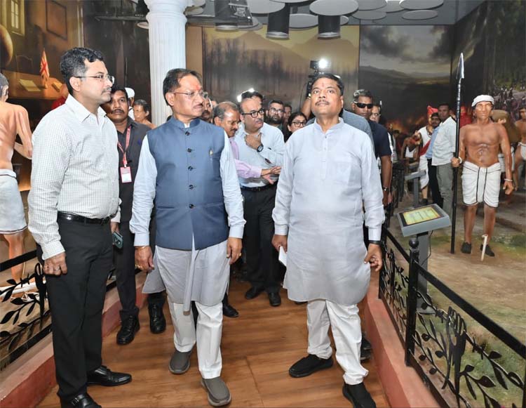 मुख्यमंत्री साय नवा रायपुर में विभिन्न कार्यक्रम स्थलों का निरीक्षण कर तैयारियों का जायजा लेते हुए मुख्यमंत्री साय नवा रायपुर में विभिन्न कार्यक्रम स्थलों का निरीक्षण कर तैयारियों का जायजा लेते हुए