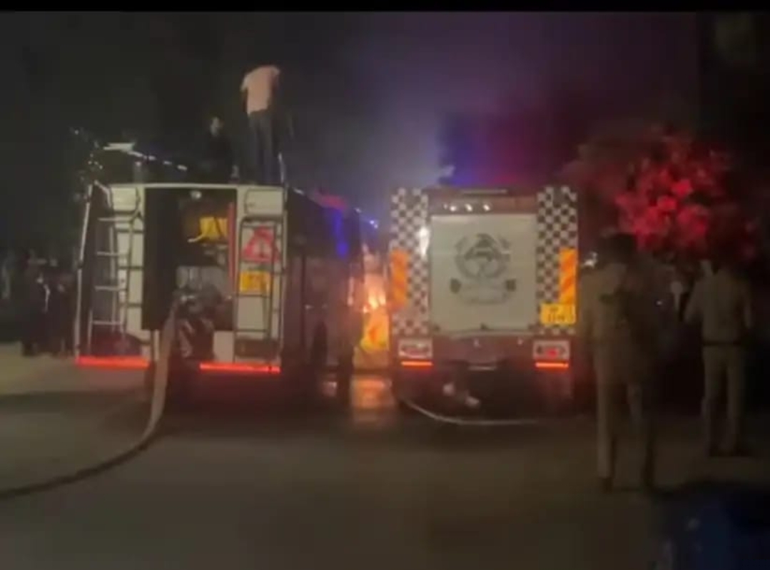 आग बुझाते हुए दमकल विभाग के जवान आग बुझाते हुए दमकल विभाग के जवान