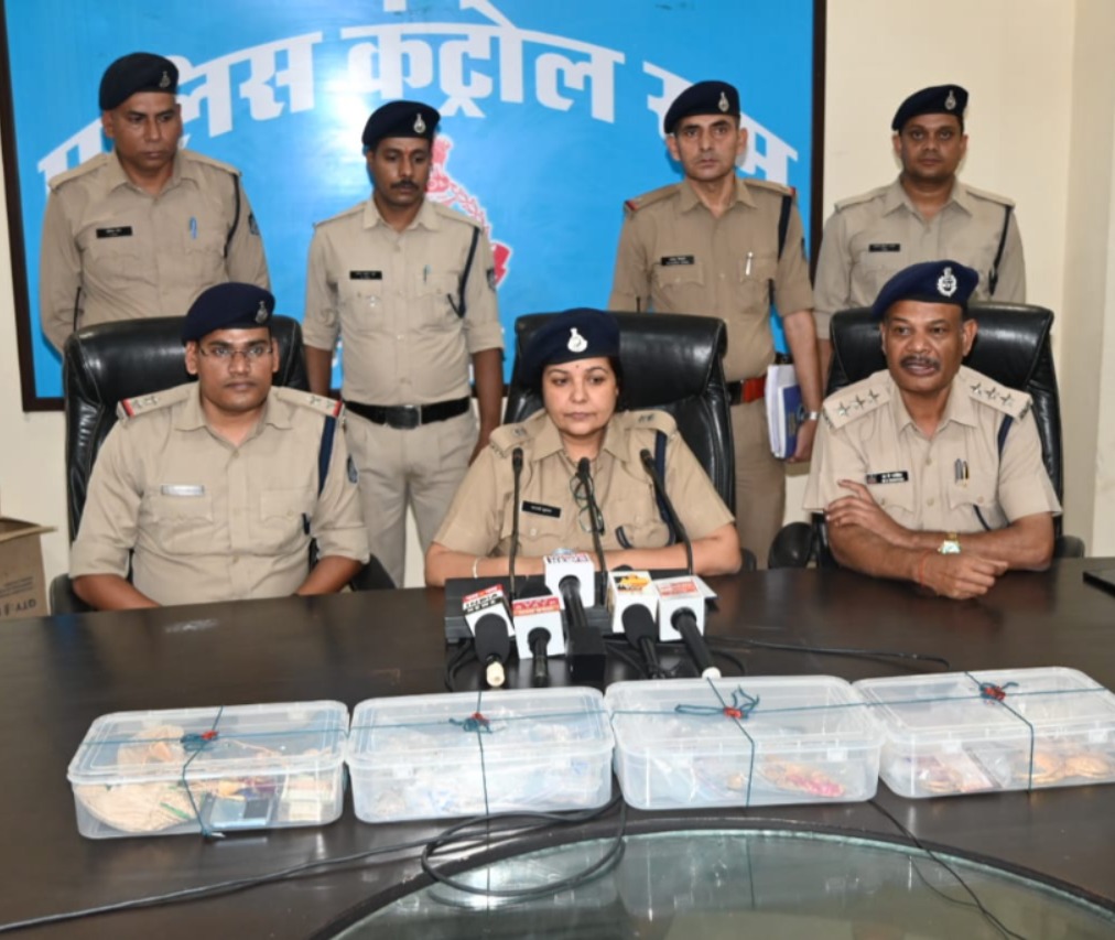 लाखों की चोरी के खुलासे में पूर्व किराएदार ही निकला चोर, नकदी सहित 41 लाख के सोने-चांदी के जेवर बरामद लाखों की चोरी के खुलासे में पूर्व किराएदार ही निकला चोर, नकदी सहित 41 लाख के सोने-चांदी के जेवर बरामद