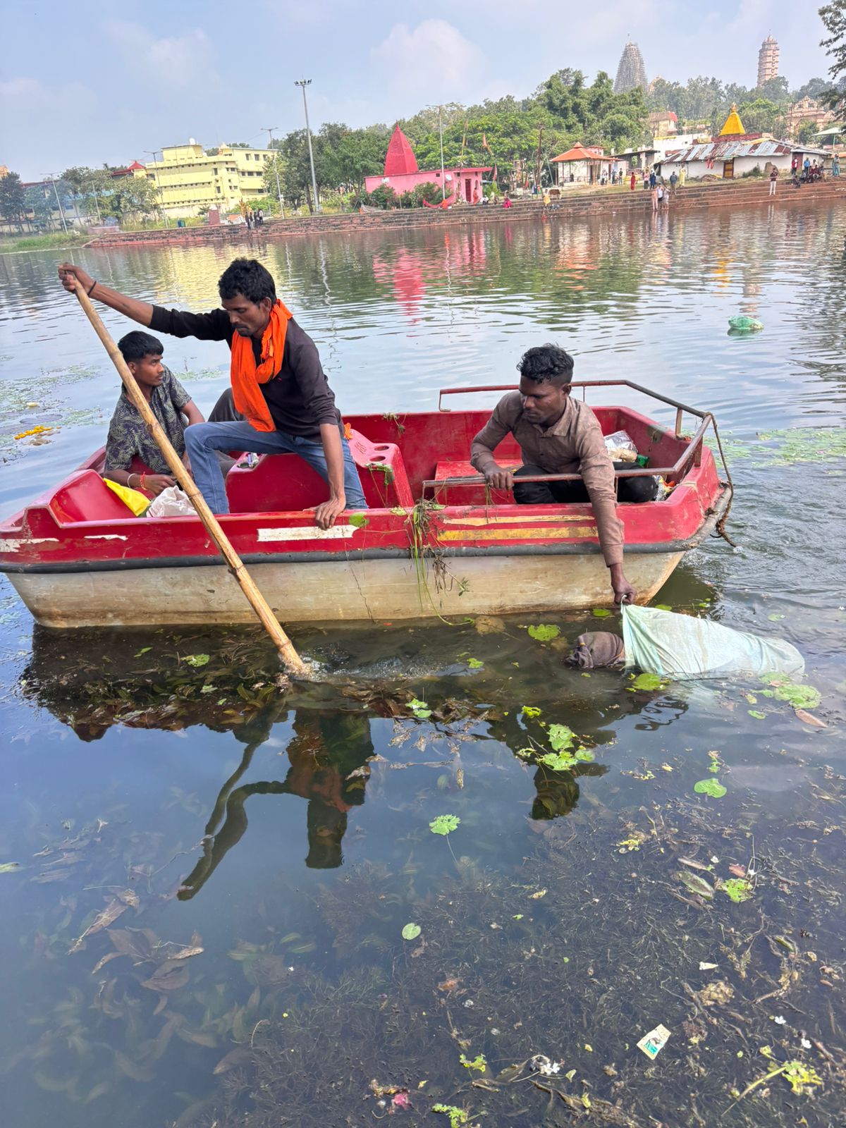 पानह में तैरते शव काे निकालते पानह में तैरते शव काे निकालते