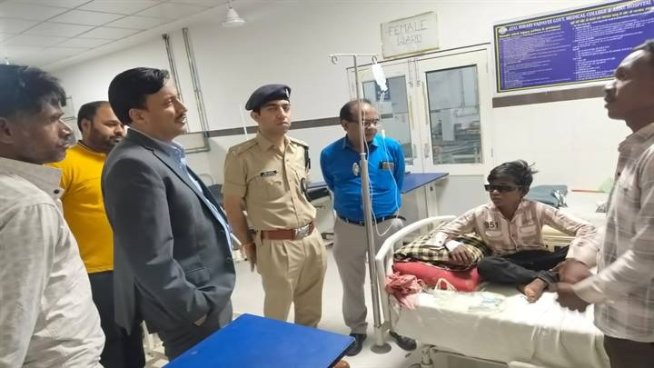 विदिशाः कार्बाइड गन से प्रभावित बच्चों को देखने पहुंचे कलेक्टर और एसपी विदिशाः कार्बाइड गन से प्रभावित बच्चों को देखने पहुंचे कलेक्टर और एसपी
