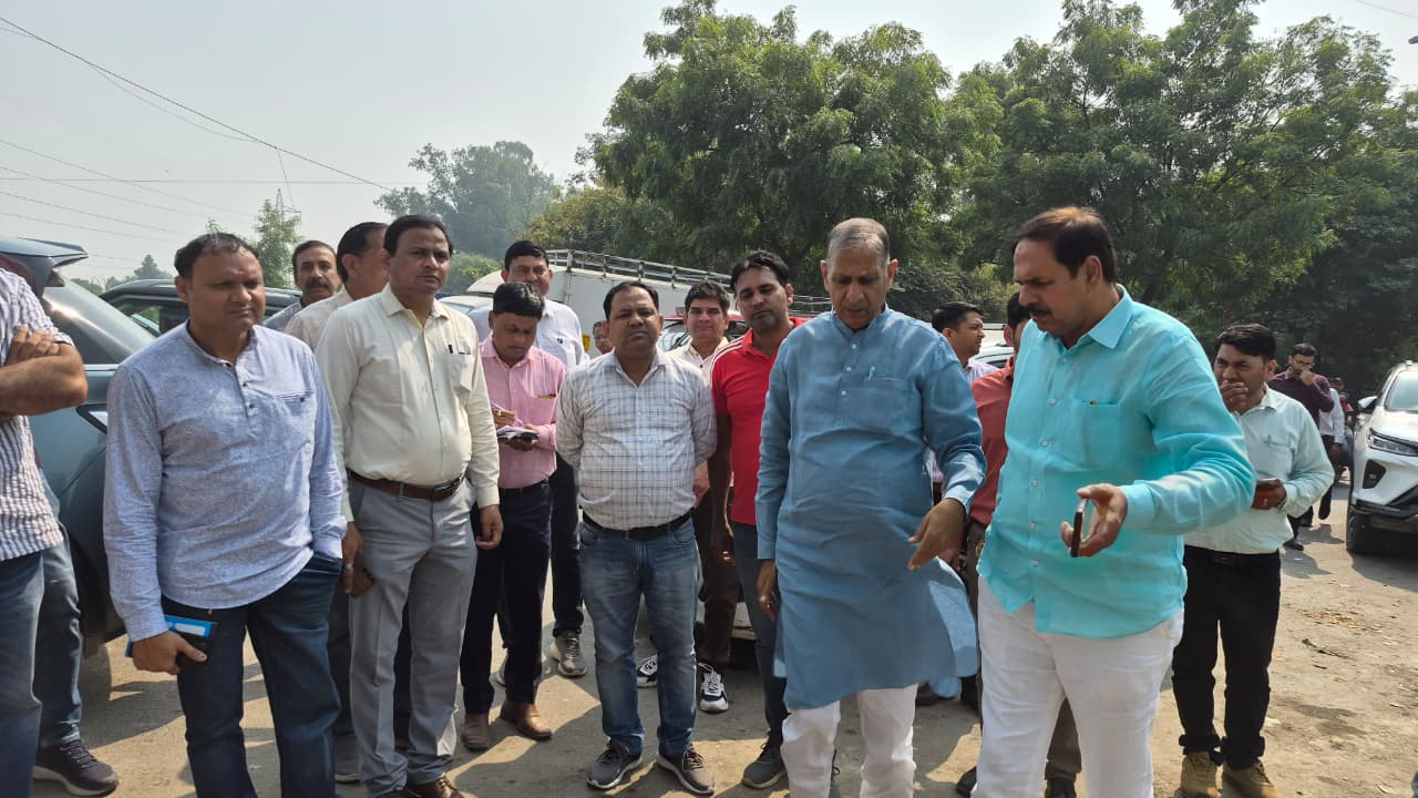 उपमहापौर निरीक्षण करते हुए।