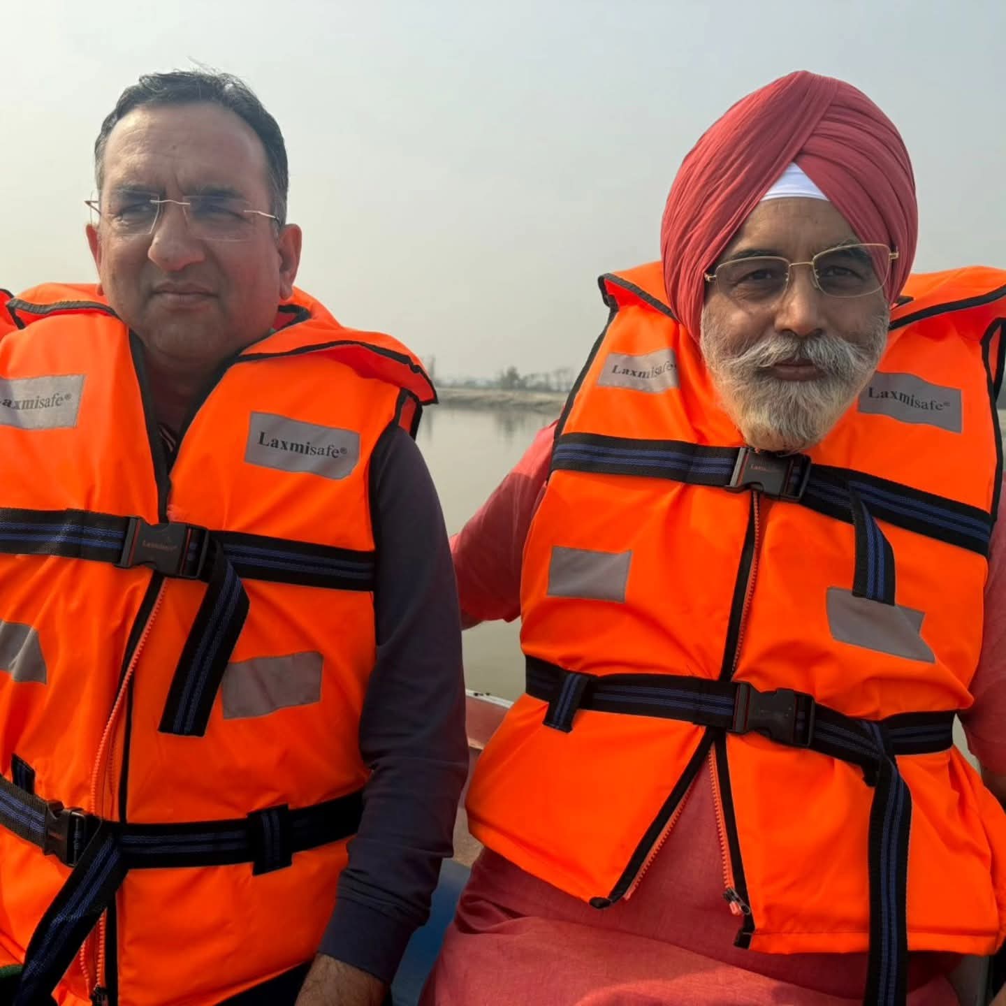 महापौर राजा इकबाल सिंह छठ घाटों का निरीक्षण करते हुए।