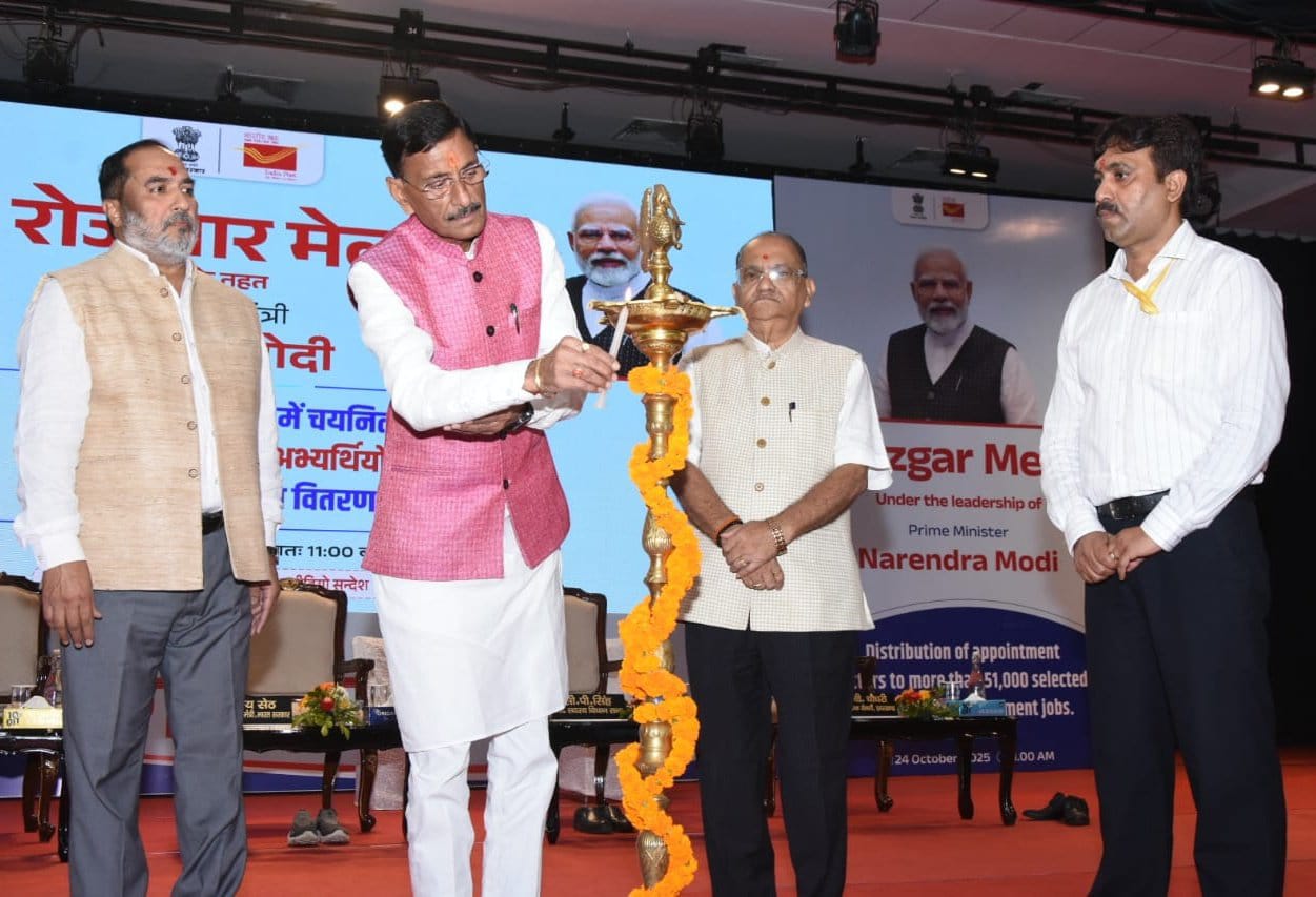 कार्यक्रम में  राज्य मंत्री संजय सेठ सहित अन्य कार्यक्रम में  राज्य मंत्री संजय सेठ सहित अन्य