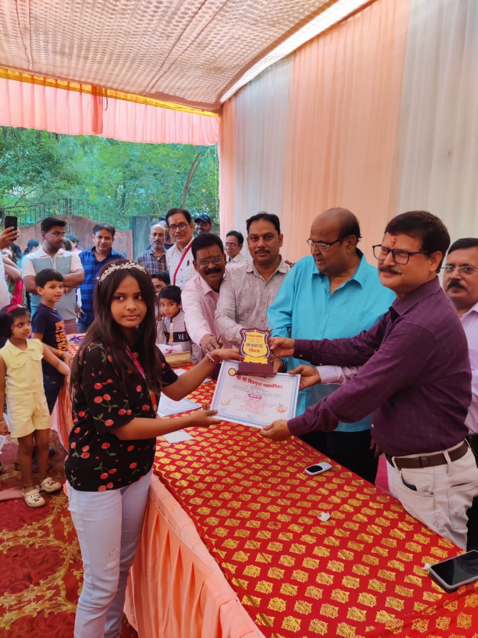 सम्मानित हुए प्रतिभागी सम्मानित हुए प्रतिभागी