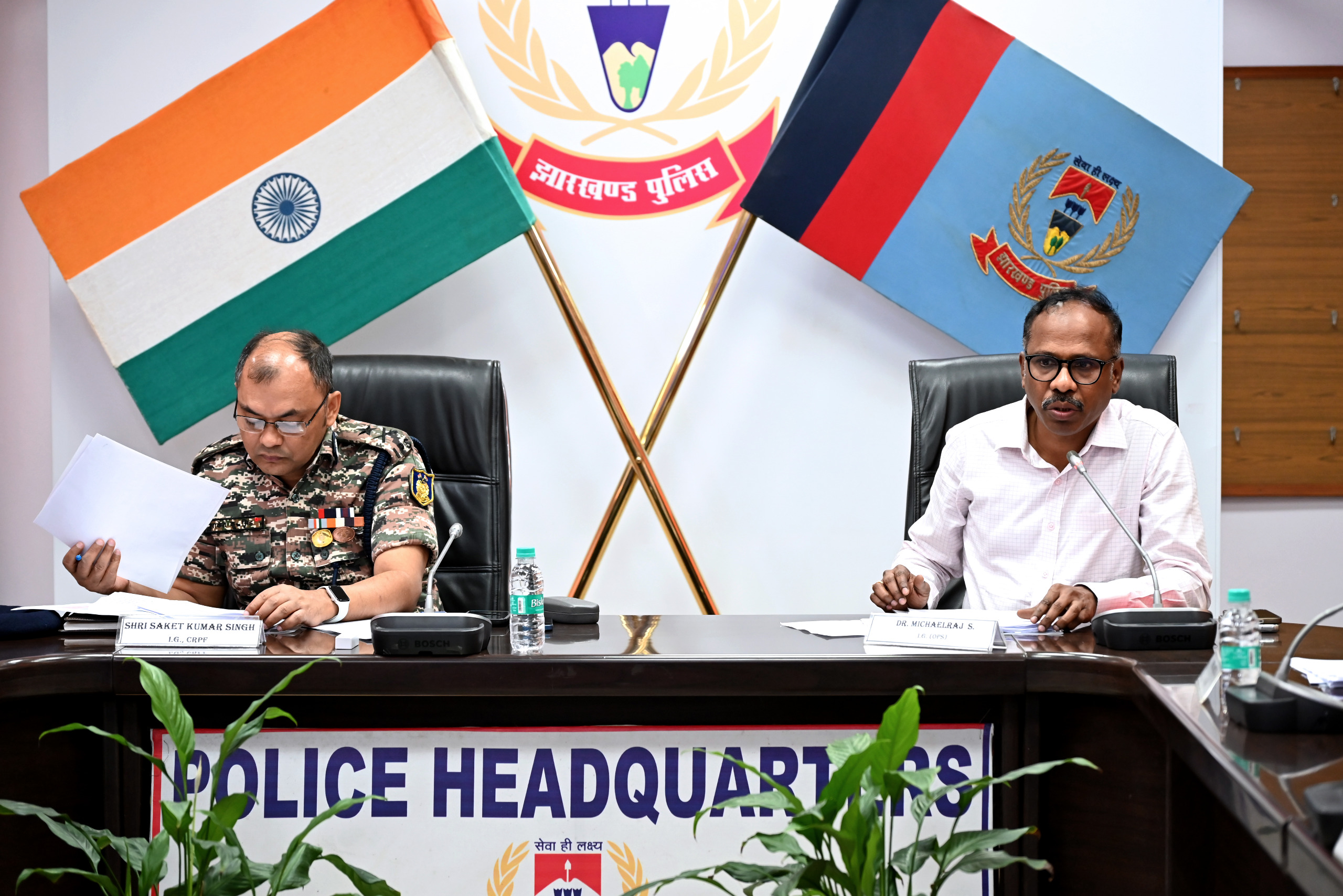 बैठक करते आईजी अभियान  और सीआरपीएफ आईजी