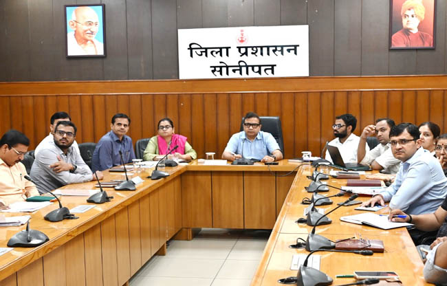सोनीपत बैठक में समीक्षा करते हुए उपायुक्त  सुशील सारवान सोनीपत बैठक में समीक्षा करते हुए उपायुक्त  सुशील सारवान
