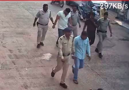 गुंडागर्दी कर शोरूम संचालक से मारपीट करने वालों को पुलिस ने पैदल घुमाया, आरोपी गये जेल गुंडागर्दी कर शोरूम संचालक से मारपीट करने वालों को पुलिस ने पैदल घुमाया, आरोपी गये जेल