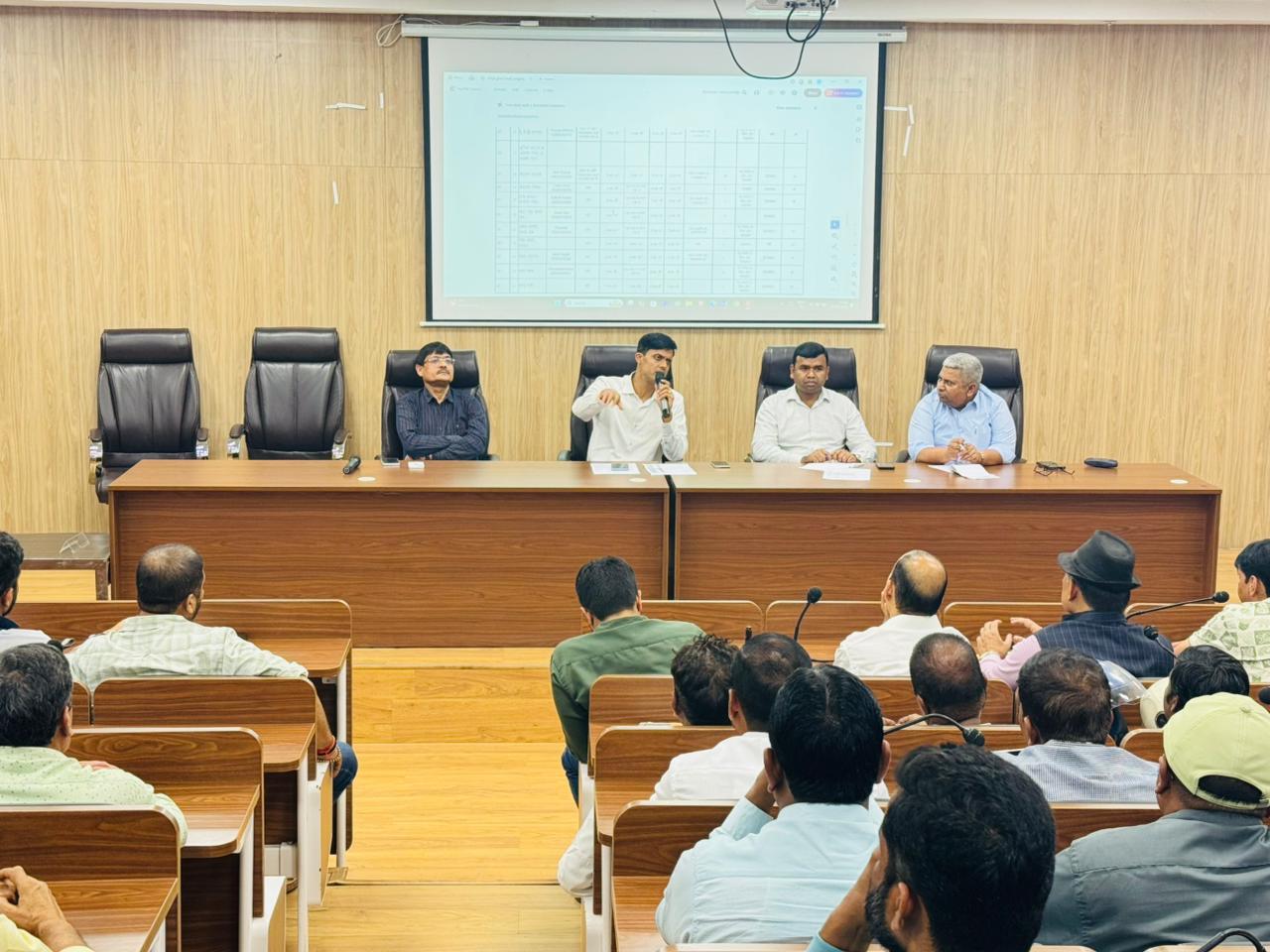 बैठक करते निगम के प्रशासक बैठक करते निगम के प्रशासक