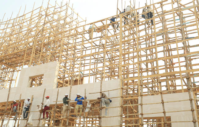 सोनीपत संत निरंकारी आध्यात्मिक स्थल स्थित मैदानों में निरंकारी समागम मुख्य द्वार तैयार करते  हुए