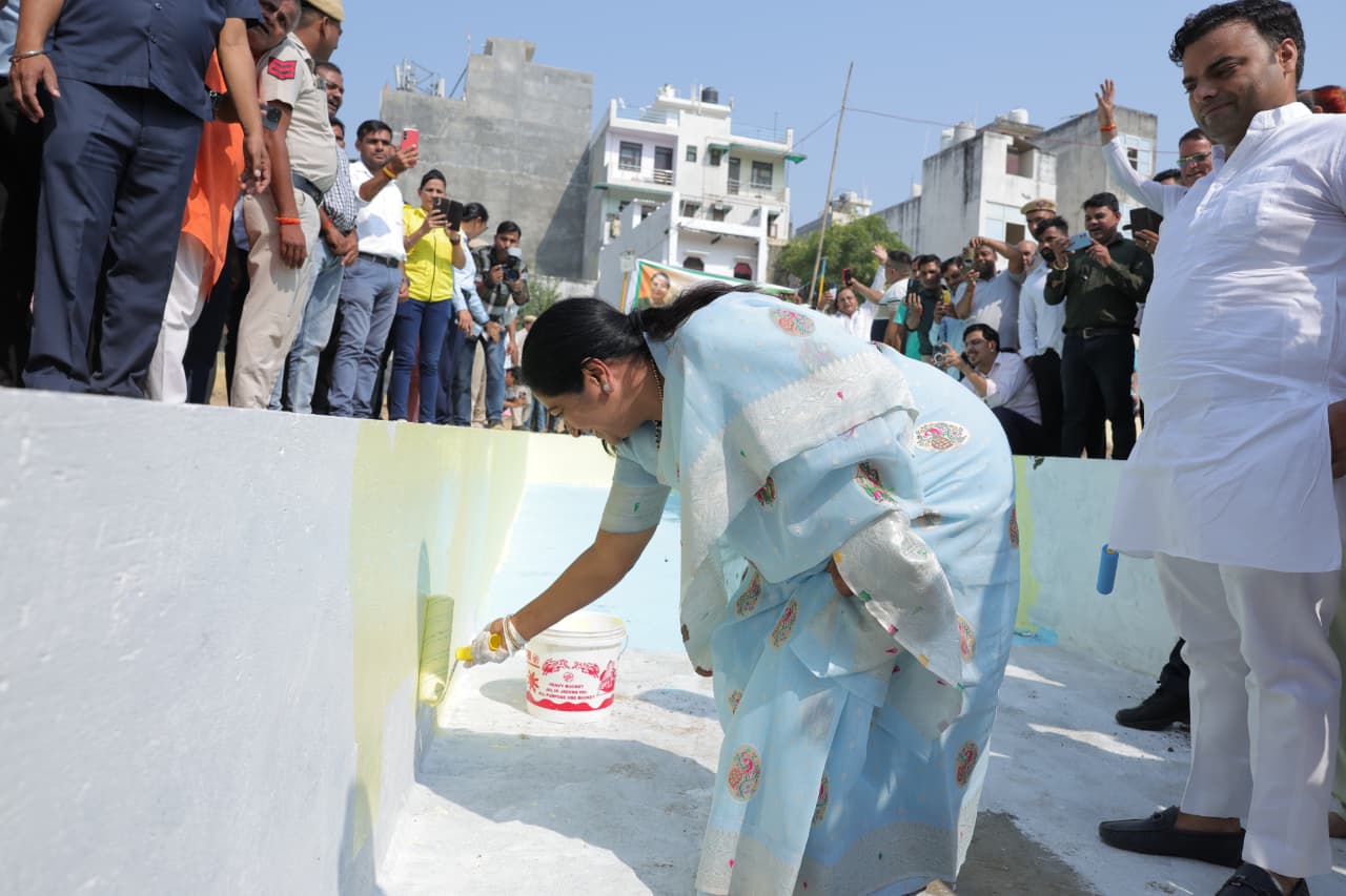 द्वारका सेक्टर-23बी स्थित पोचनपुर छठ घाट पर श्रमदान करती मुख्यमंत्री रेखा गुप्ता