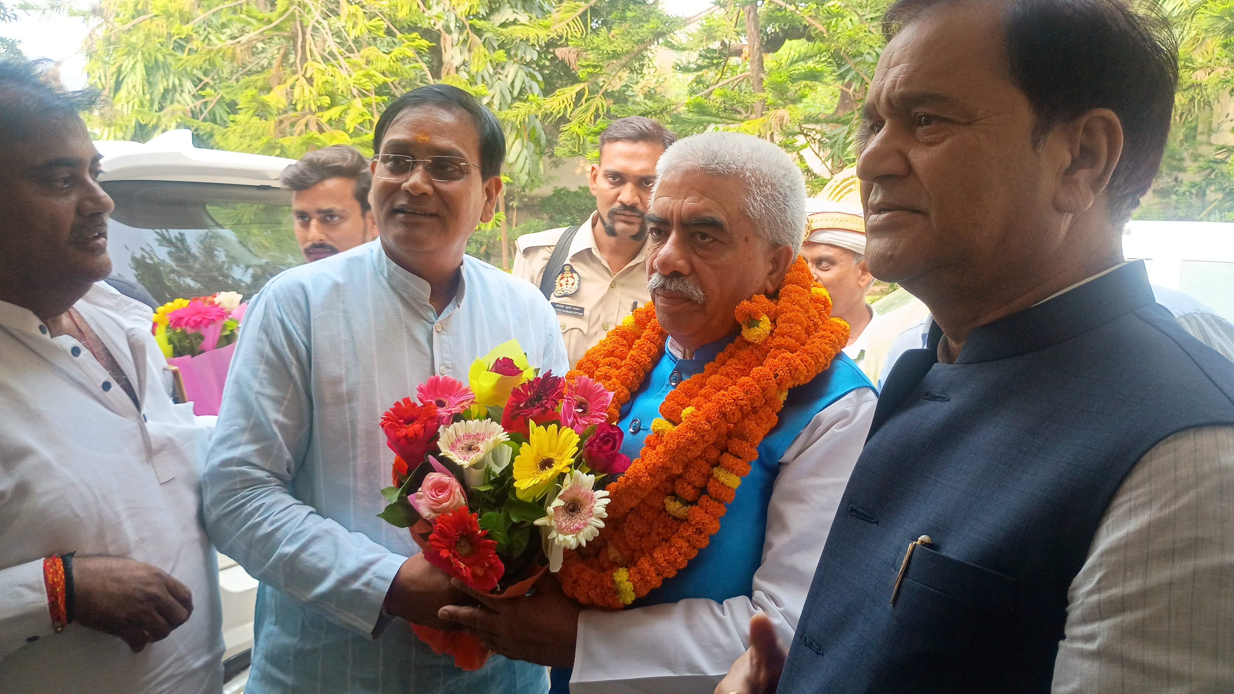 राकेश सचान फोटो लोगो से मिलते हुए