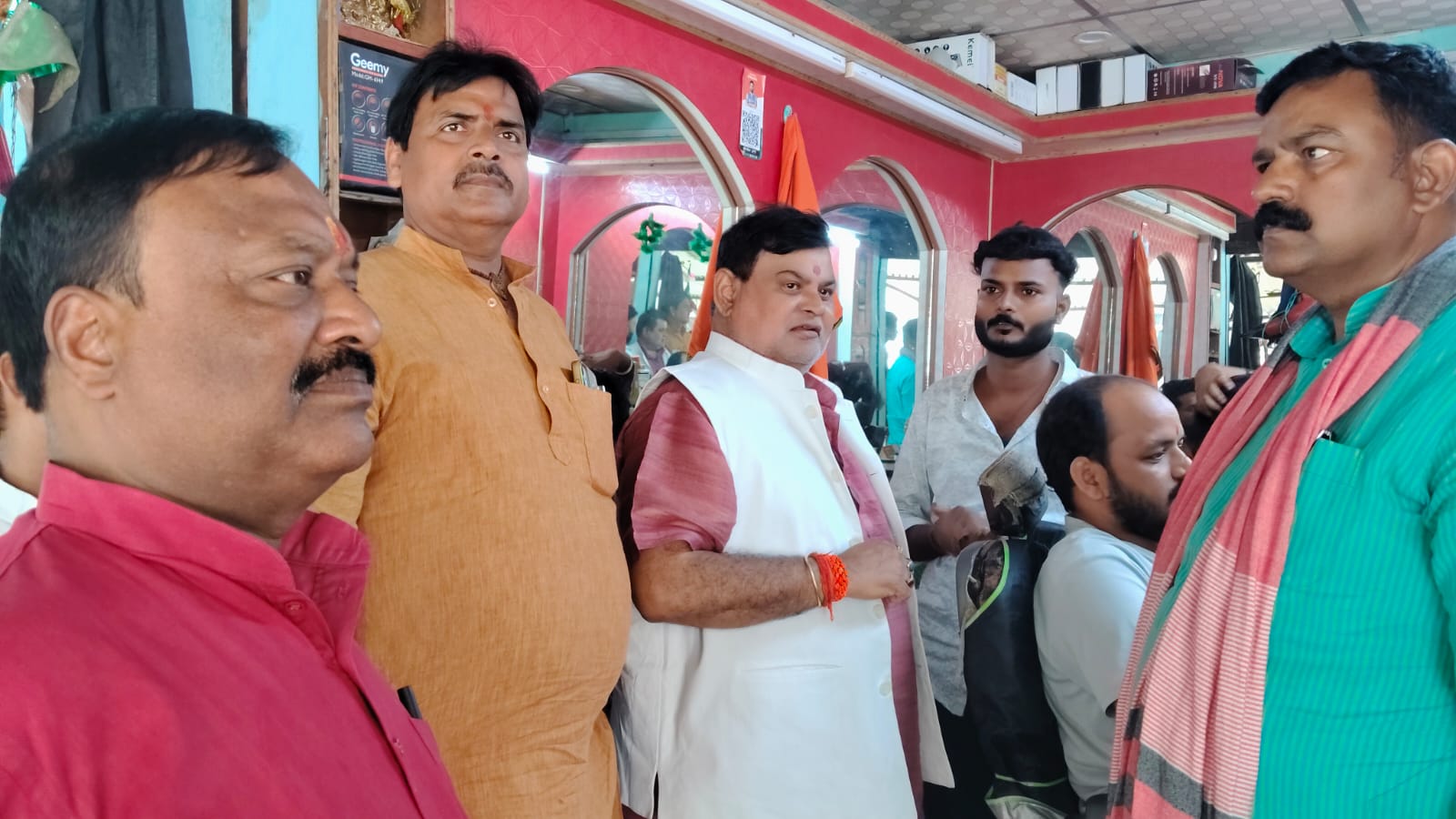 तोसवां गांव पहुंचे सपा नेता तोसवां गांव पहुंचे सपा नेता