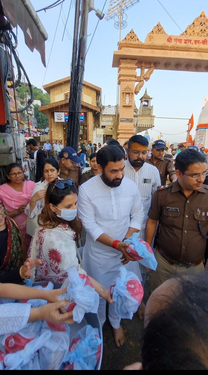 हर की पैड़ी पर गरीबों को अन्न व वस्त्र वितरित करती साक्षी धोनी