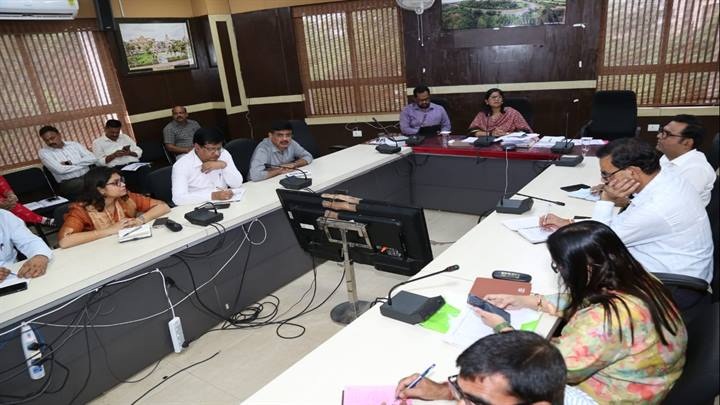 कमिश्नर-कलेक्टर कॉन्फ्रेंस में दिए गए दिशा-निर्देशों पर अमल को लेकर कलेक्टर ने ली बैठक कमिश्नर-कलेक्टर कॉन्फ्रेंस में दिए गए दिशा-निर्देशों पर अमल को लेकर कलेक्टर ने ली बैठक