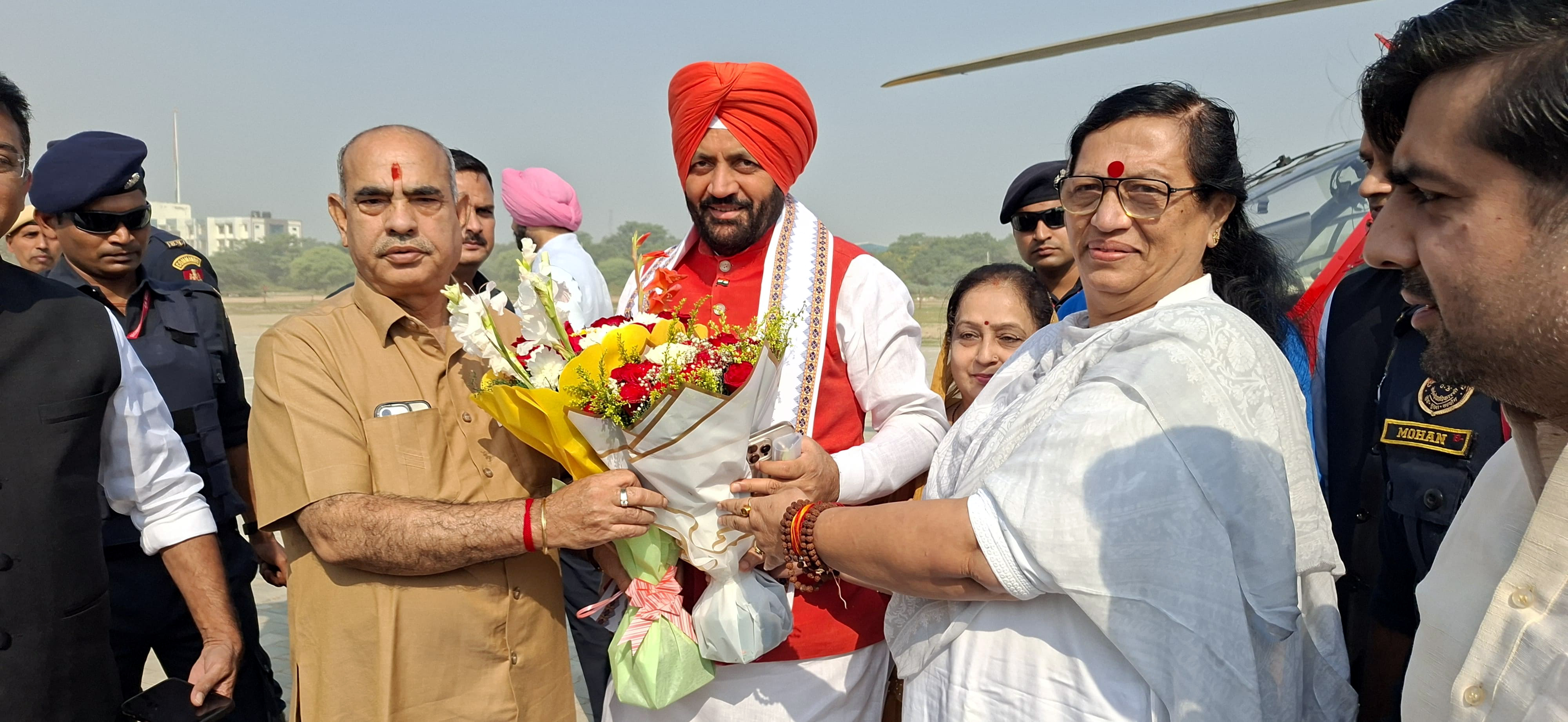 हरियाणा के मुख्यमंत्री नायब सैनी का फरीदाबाद आगमन पर स्वागत करते विधायक मूलचंद शर्मा व पूर्वमंत्री सीमा त्रिखा। हरियाणा के मुख्यमंत्री नायब सैनी का फरीदाबाद आगमन पर स्वागत करते विधायक मूलचंद शर्मा व पूर्वमंत्री सीमा त्रिखा।