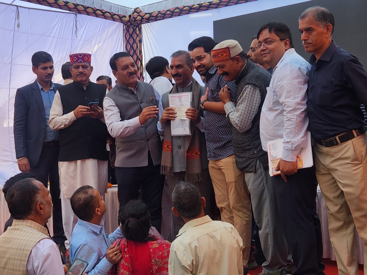 सीएम को राहत देते हुए। सीएम को राहत देते हुए।