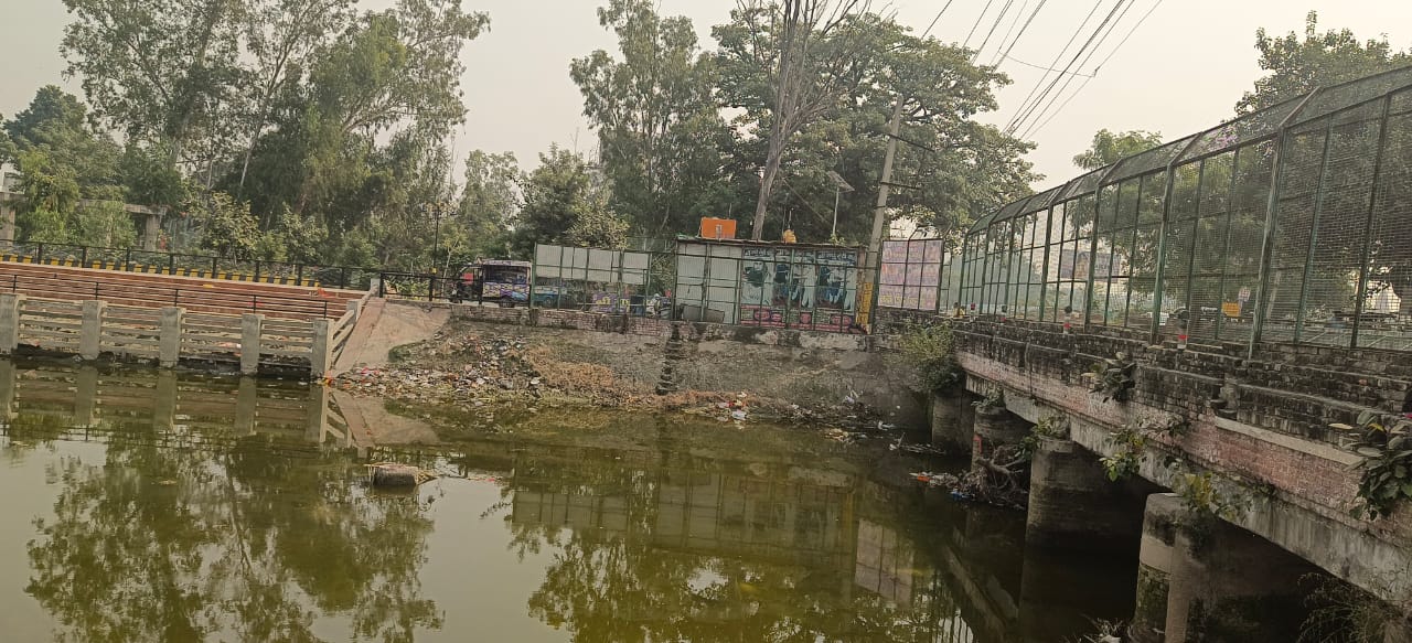 हांसी ब्रांच नहर, जिसमें पानी नही है। हांसी ब्रांच नहर, जिसमें पानी नही है।