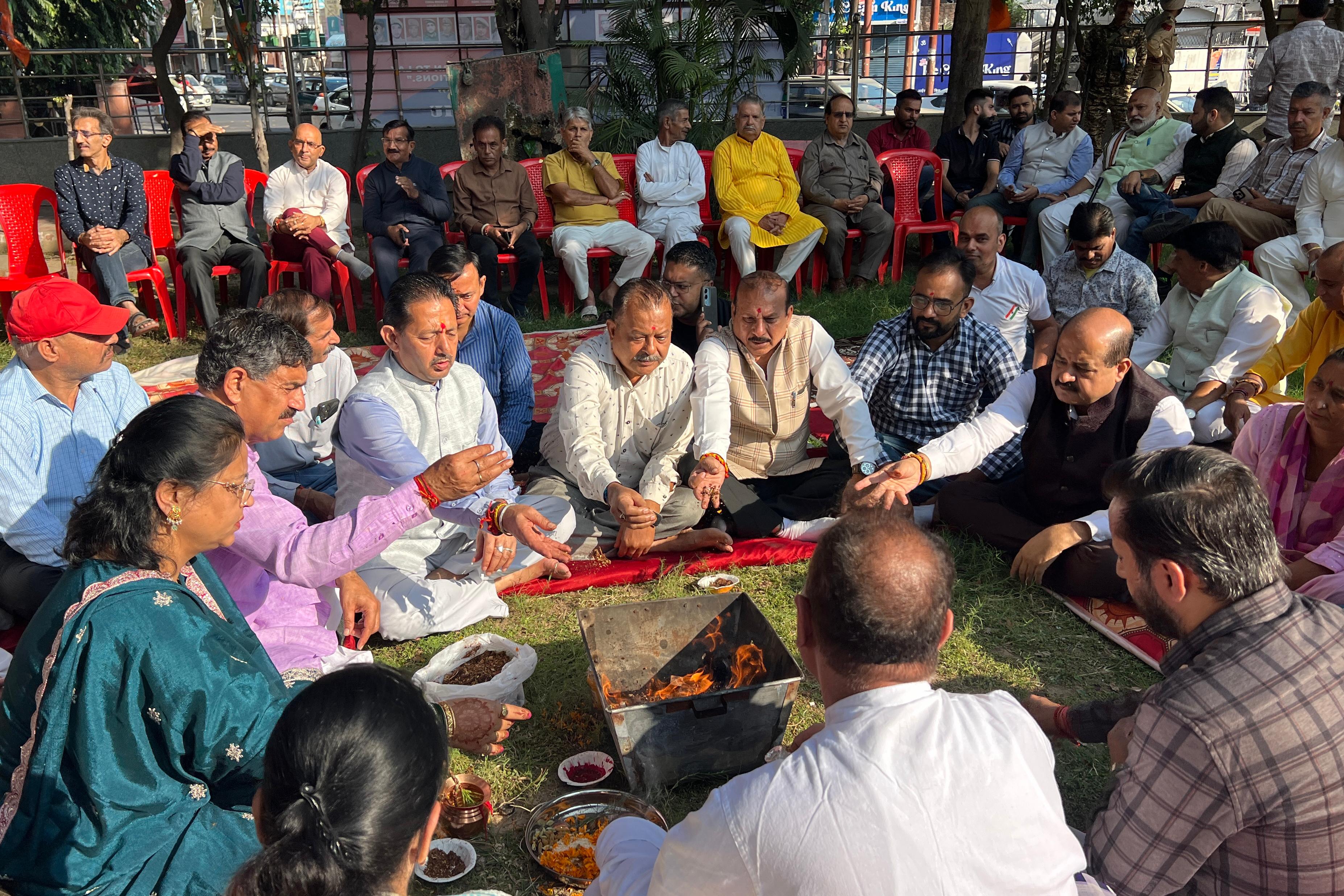 तरूण चुघ ने पंडित को भावभीनी श्रद्धांजलि अर्पित की तरूण चुघ ने पंडित को भावभीनी श्रद्धांजलि अर्पित की