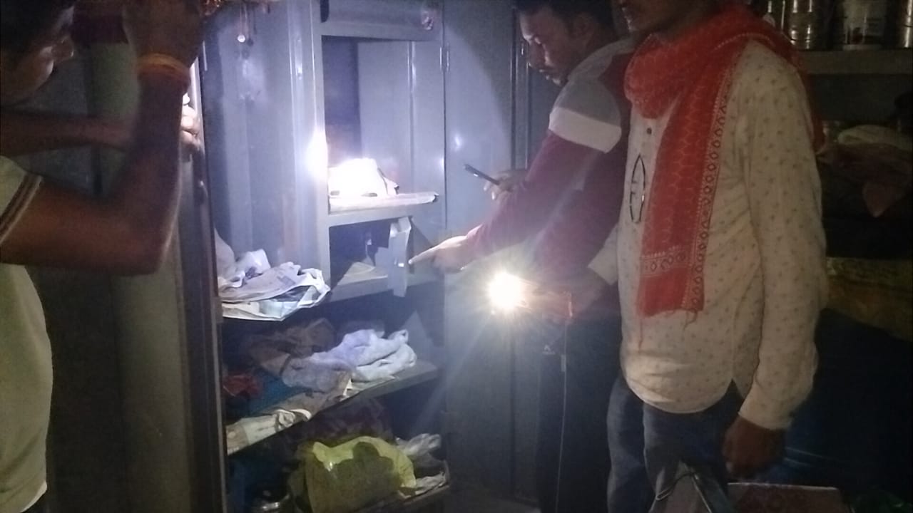 तोडी गई आलमारी दिखाते पीडित। तोडी गई आलमारी दिखाते पीडित।