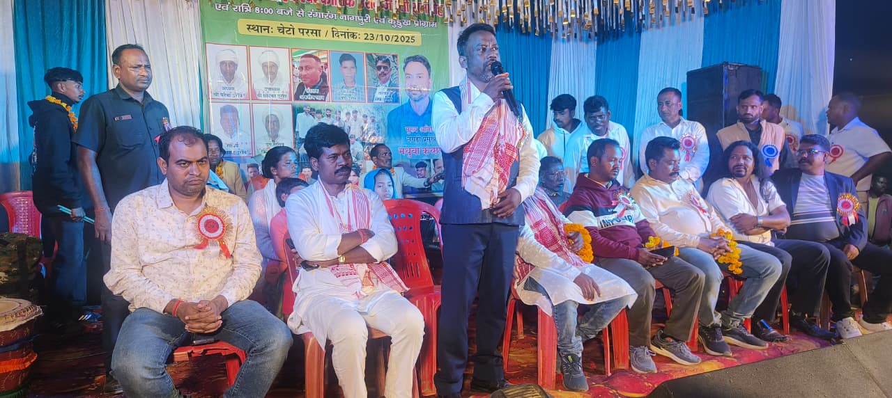 कार्यक्रम में जुटे मुख्य अतिथि समेत अन्य कलाकार कार्यक्रम में जुटे मुख्य अतिथि समेत अन्य कलाकार