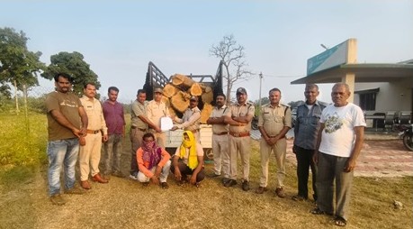 Seoni: Bolero vehicle loaded with wet teak logs caught at Khawasa toll plaza