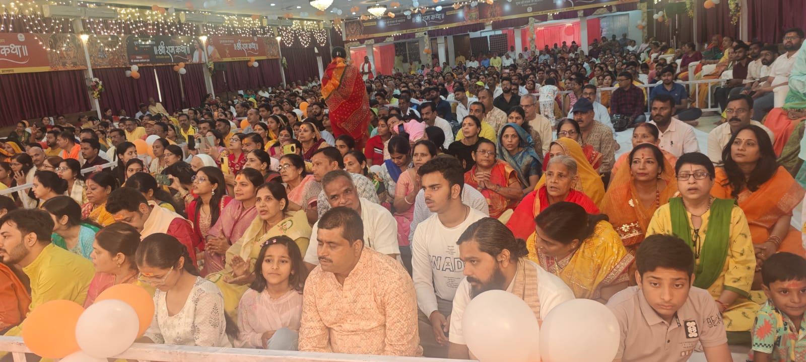 प्रवचन के दौरान पहुंचे श्रद्धालू प्रवचन के दौरान पहुंचे श्रद्धालू