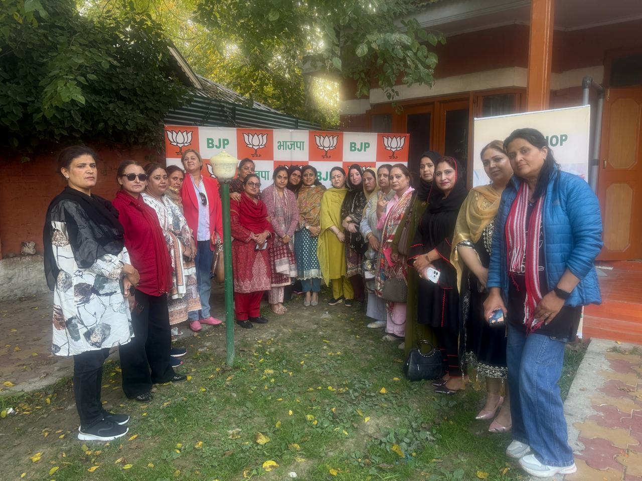 भाजपा महिला मोर्चा जम्मू-कश्मीर ने श्रीनगर में जमीनी स्तर के नेटवर्क को मजबूत करने के लिए बैठक की भाजपा महिला मोर्चा जम्मू-कश्मीर ने श्रीनगर में जमीनी स्तर के नेटवर्क को मजबूत करने के लिए बैठक की