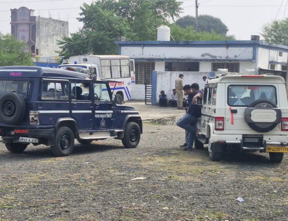 संदिग्ध मौत, चिकित्सकों की टीम ने किया पोस्टमार्टम संदिग्ध मौत, चिकित्सकों की टीम ने किया पोस्टमार्टम