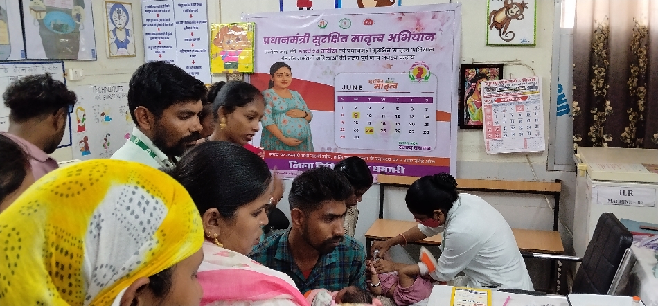 जिला अस्पताल के टीकाकरण कक्ष में गर्भवती महिलाएं स्वास्थ्य जांच कराते हुए।