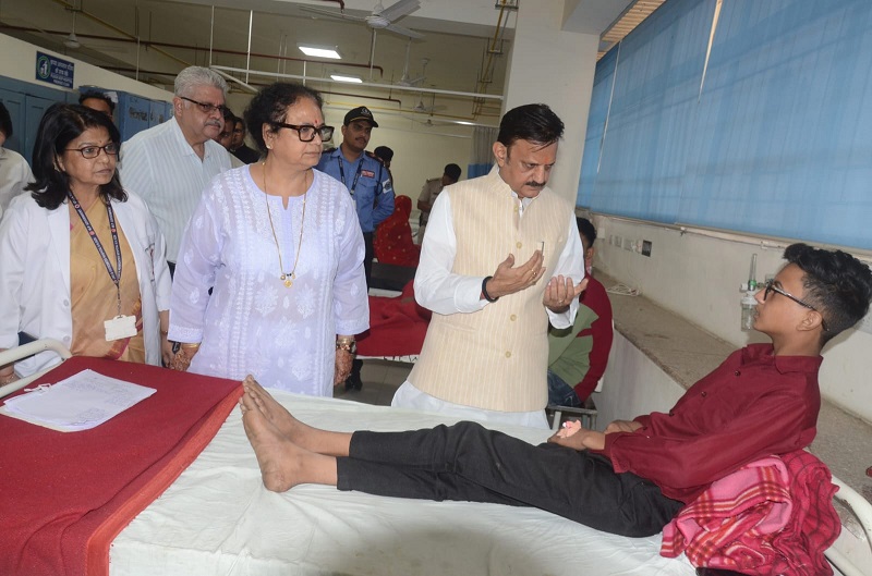 उप मुख्यमंत्री राजेन्द्र शुक्ल ने हमीदिया अस्पताल में कार्बाइड गन से प्रभावित युवाओं और बच्चों का जाना हाल उप मुख्यमंत्री राजेन्द्र शुक्ल ने हमीदिया अस्पताल में कार्बाइड गन से प्रभावित युवाओं और बच्चों का जाना हाल