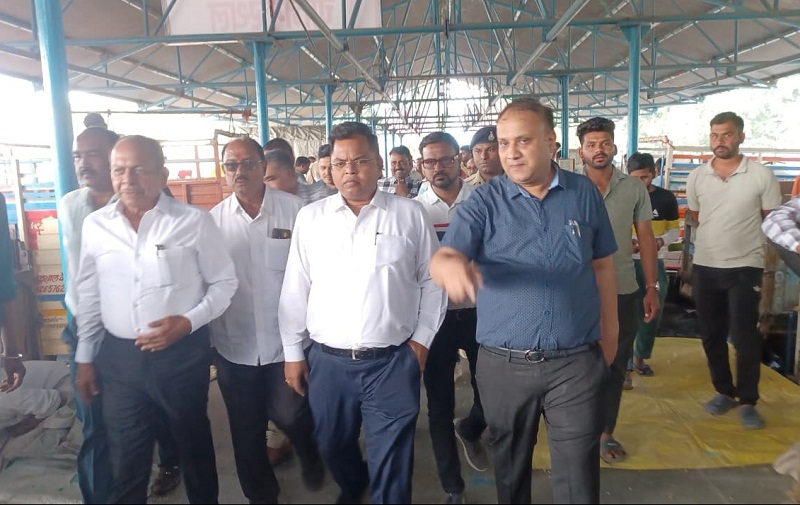 मंत्री सिलावट व कलेक्टर ने खरीदी केन्द्र पहुंचकर लिया व्यवस्थाओं का जायजा