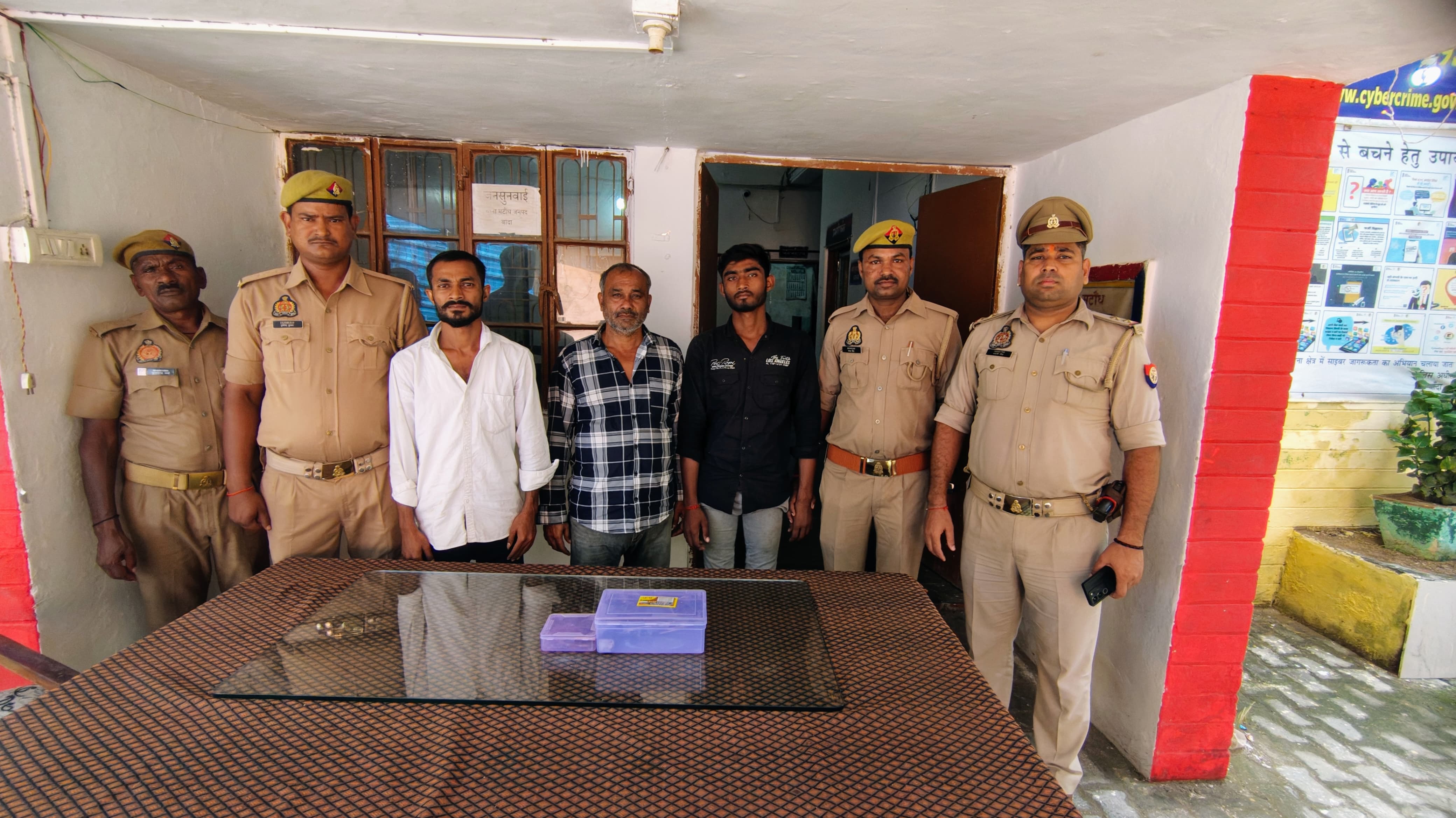 पुलिस गिरफ्त में पकड़े गए आरोपी पुलिस गिरफ्त में पकड़े गए आरोपी