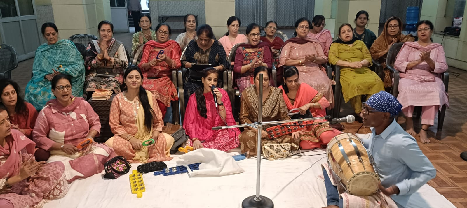 भजन की प्रस्‍तुती देती महिलाएं