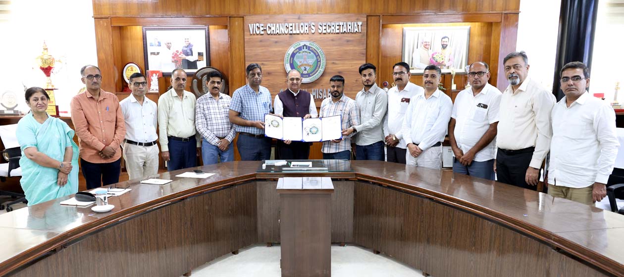 कुलपति प्रो. बीआर कम्बोज कंपनी के अधिकारियों के साथ।