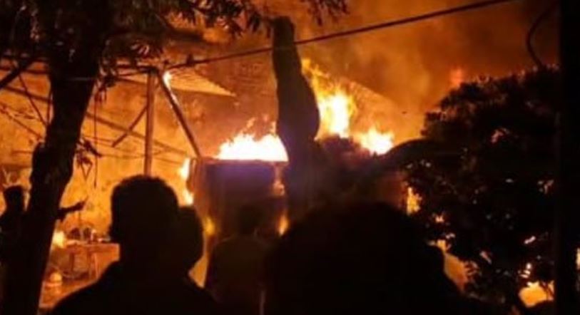 फैक्ट्री में लगी भीषण आग फैक्ट्री में लगी भीषण आग