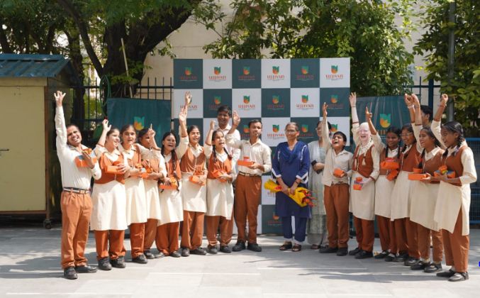 दीपावली की खुशियां मनाते बच्चे दीपावली की खुशियां मनाते बच्चे