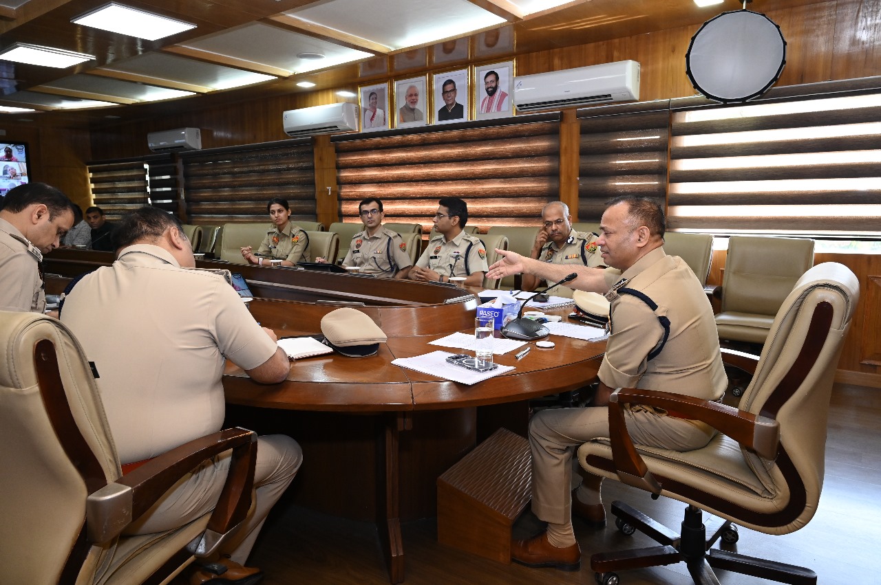 हरियाणा पुलिस महानिदेशक ओपी सिंह पुलिस अधिकारियों की बैठक लेते हुए हरियाणा पुलिस महानिदेशक ओपी सिंह पुलिस अधिकारियों की बैठक लेते हुए