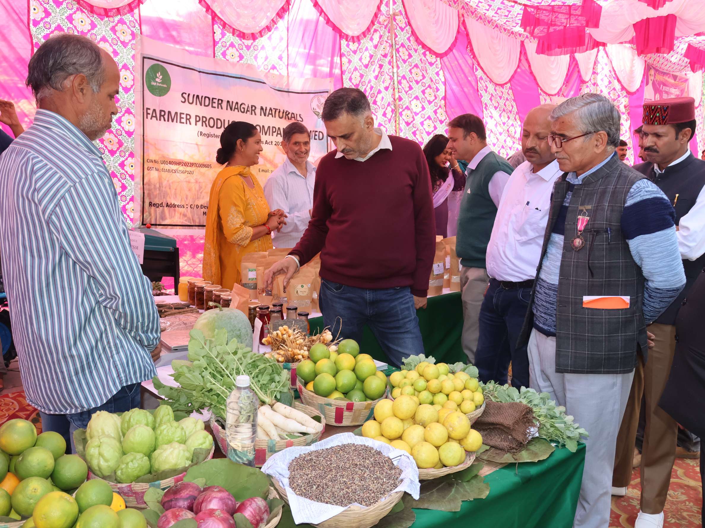 कार्यशाला के दौरान प्रदर्शनी का अवलोकन करते हुए। कार्यशाला के दौरान प्रदर्शनी का अवलोकन करते हुए।