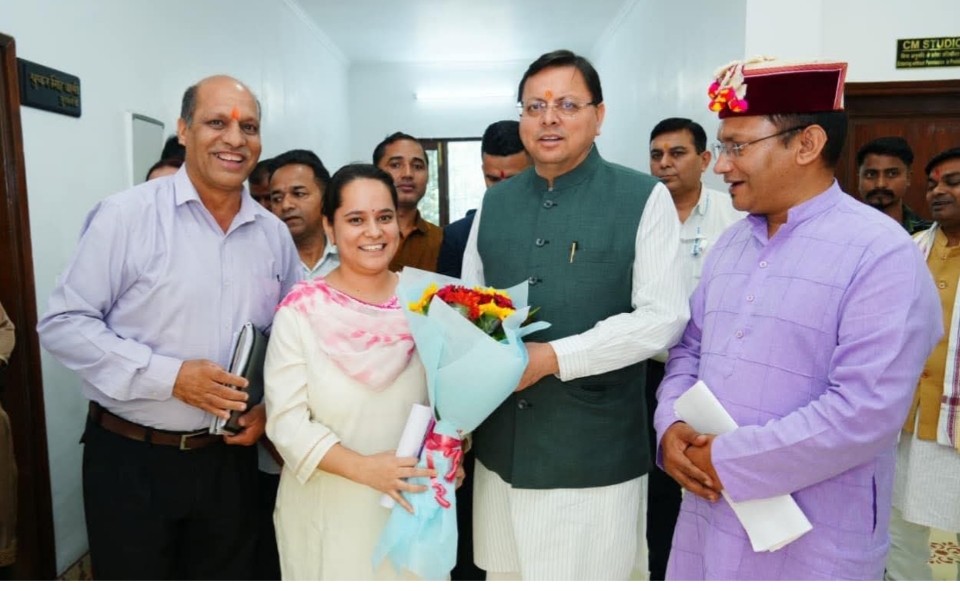 उत्तराखण्ड के मुख्यमंत्री पुष्कर सिंह धामी बधाई देते हुए उत्तराखण्ड के मुख्यमंत्री पुष्कर सिंह धामी बधाई देते हुए