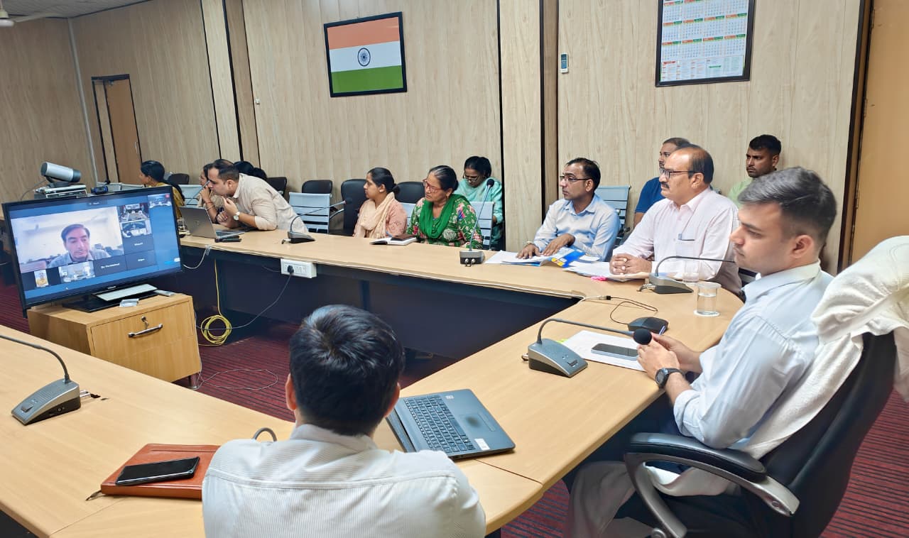 वीसी में भाग लेते हुए एडीसी। वीसी में भाग लेते हुए एडीसी।