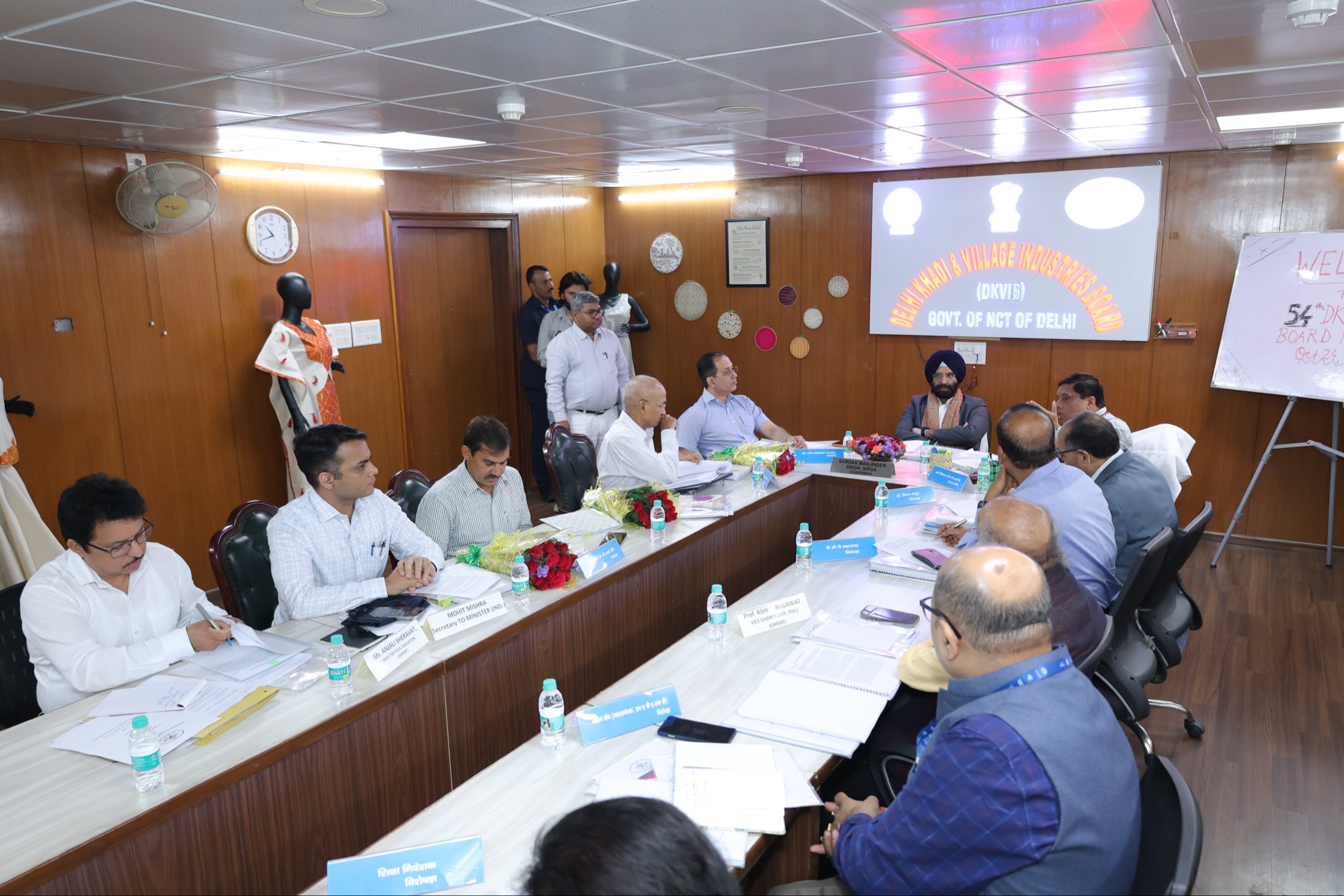 कश्मीरी गेट स्थित निगम भवन में दिल्ली खादी एवं ग्रामोद्योग बोर्ड  की बैठक को संबोधित करते मंत्री मनजिंदर सिंह सिरसा