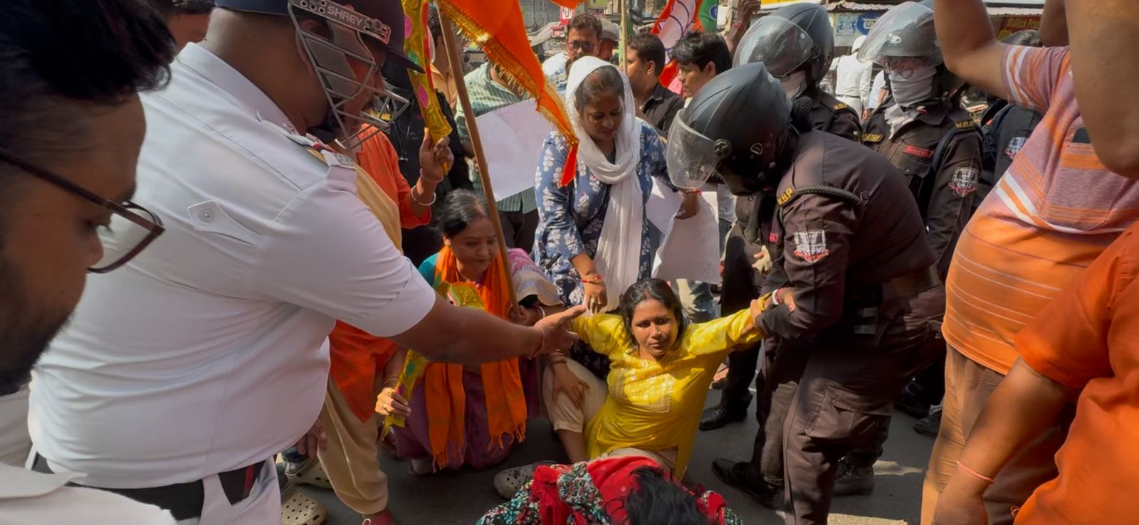 बैंडेल मोड़ पर भाजपा का विरोध प्रदर्शन, आधे घंटे तक ठप रहा यातायात बैंडेल मोड़ पर भाजपा का विरोध प्रदर्शन, आधे घंटे तक ठप रहा यातायात
